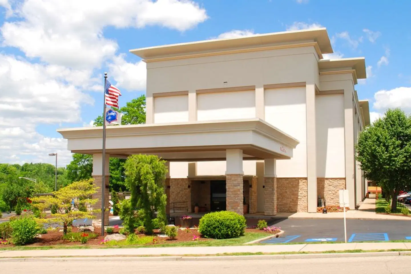 Hampton Inn Bloomington EXTERIOR