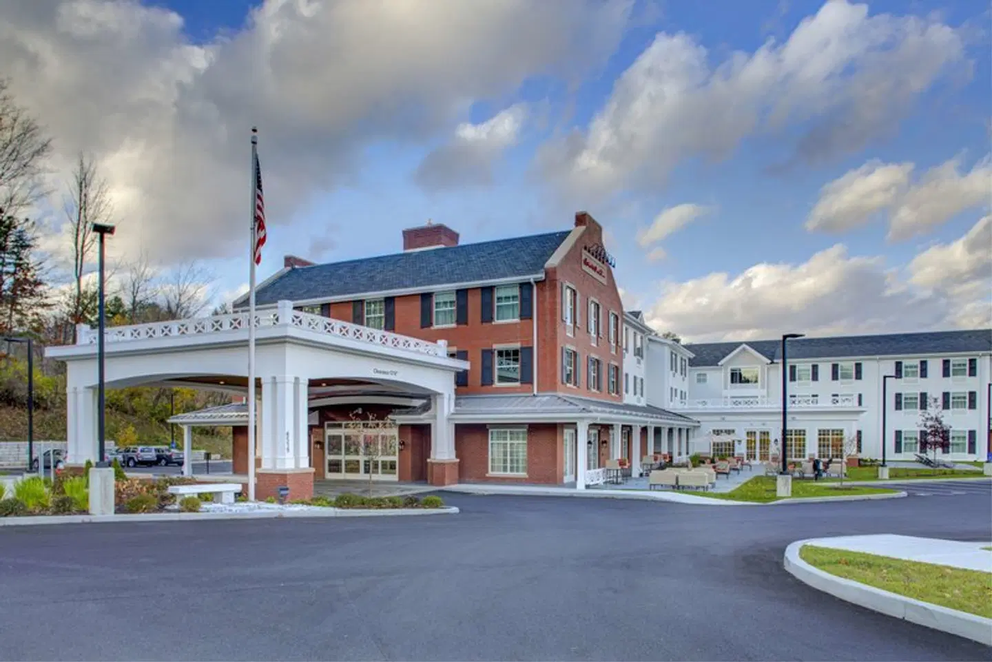 Hampton Inn & Suites Manchester EXTERIOR