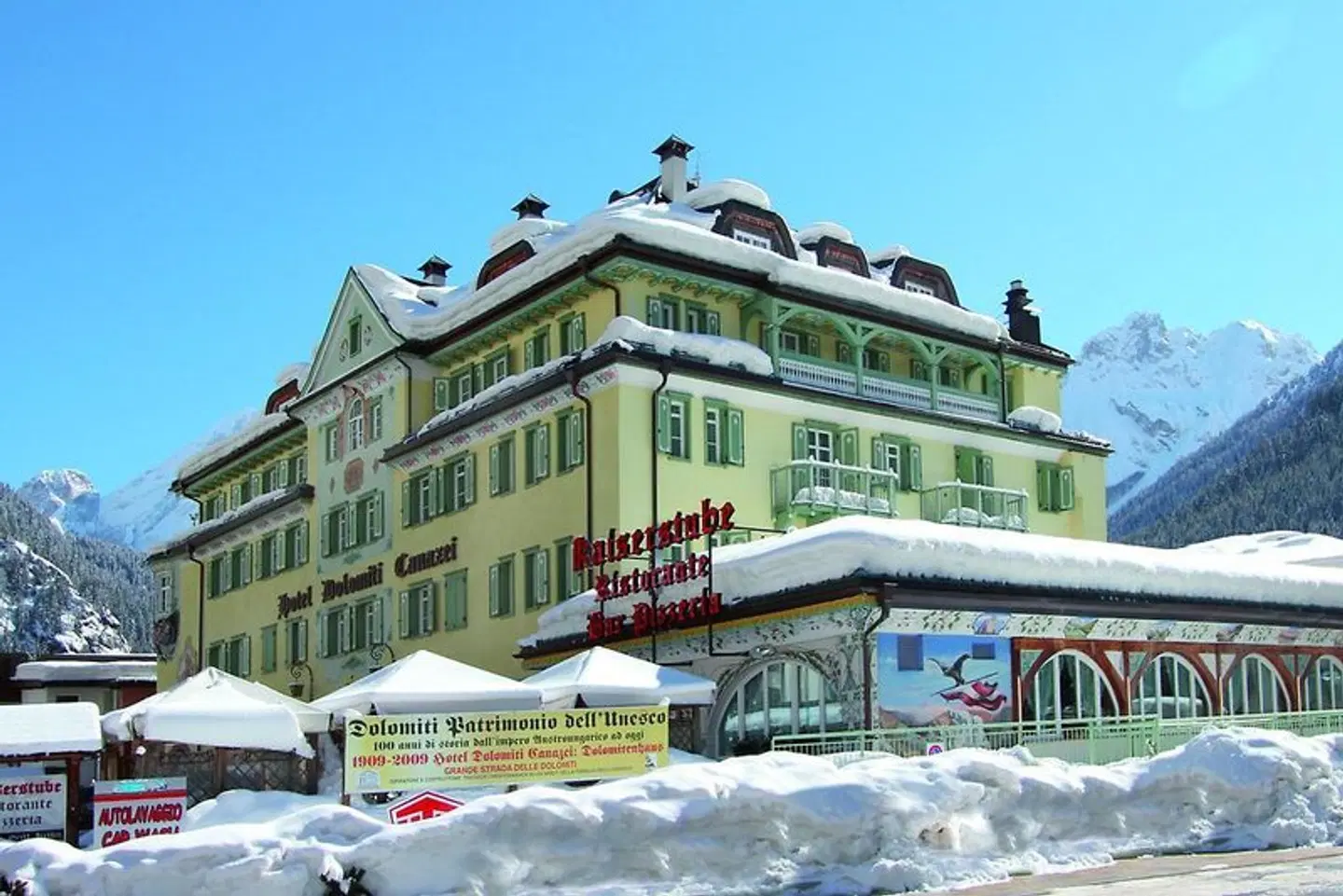 Schloss Hotel Dolomiti EXTERIOR