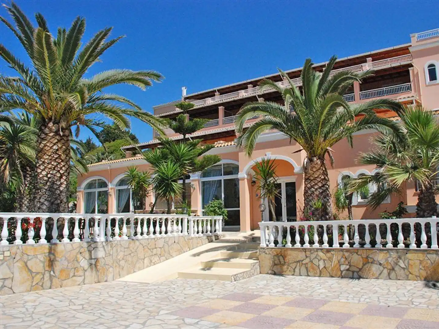 Paramonas Hotel Aussenansicht