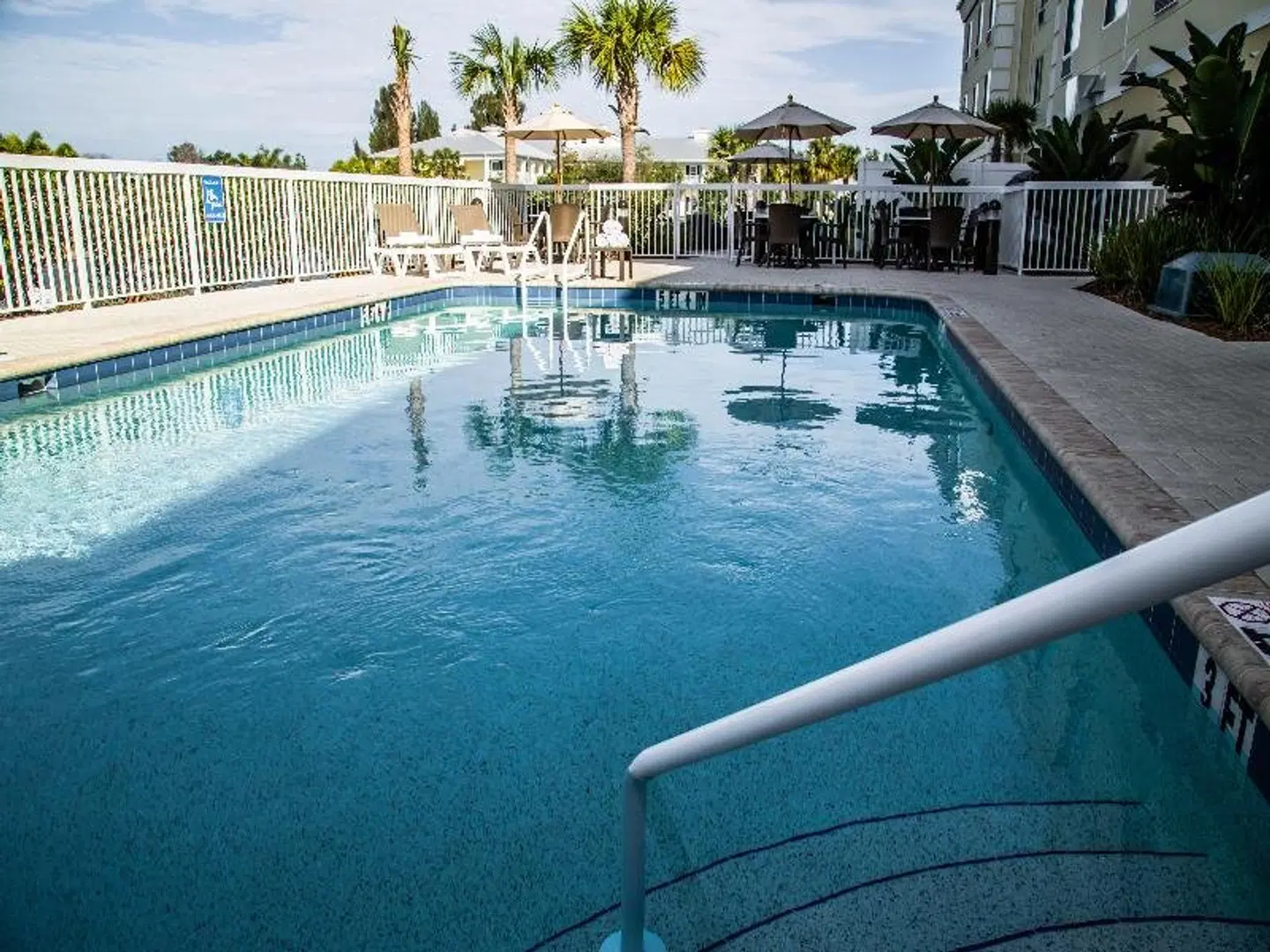 Comfort Suites - Sarasota / Little Sarasota Bay Pool
