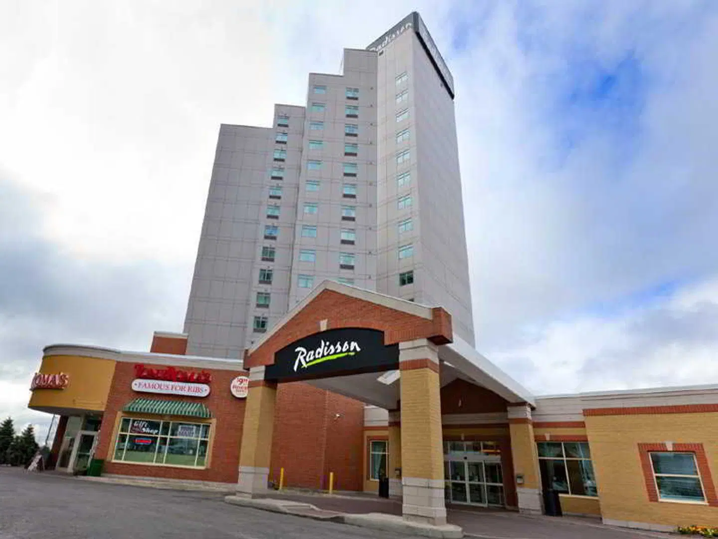 Radisson Hotel & Suites Fallsview EXTERIOR