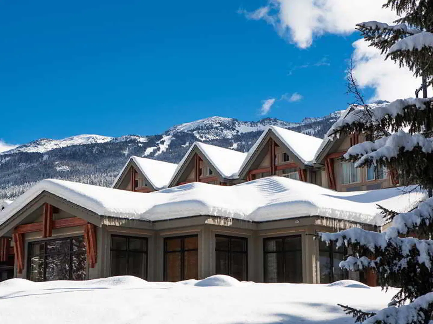 Aava Whistler Hotel EXTERIOR