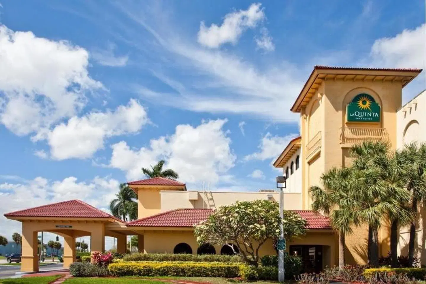 La Quinta Inn & Suites Fort Lauderdale Cypress Creek EXTERIOR