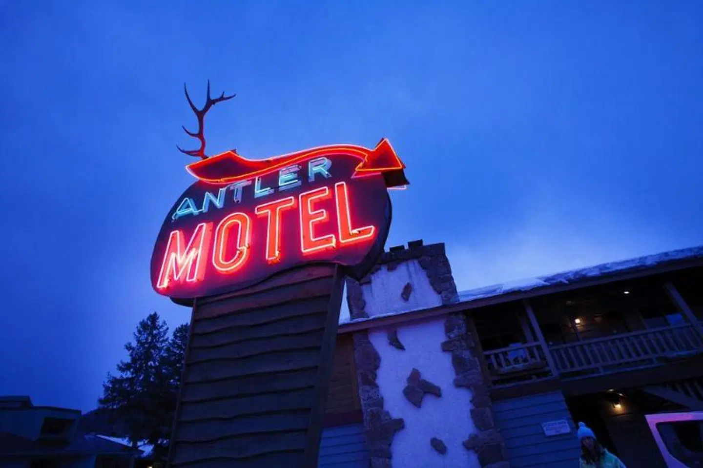 Antler Inn EXTERIOR