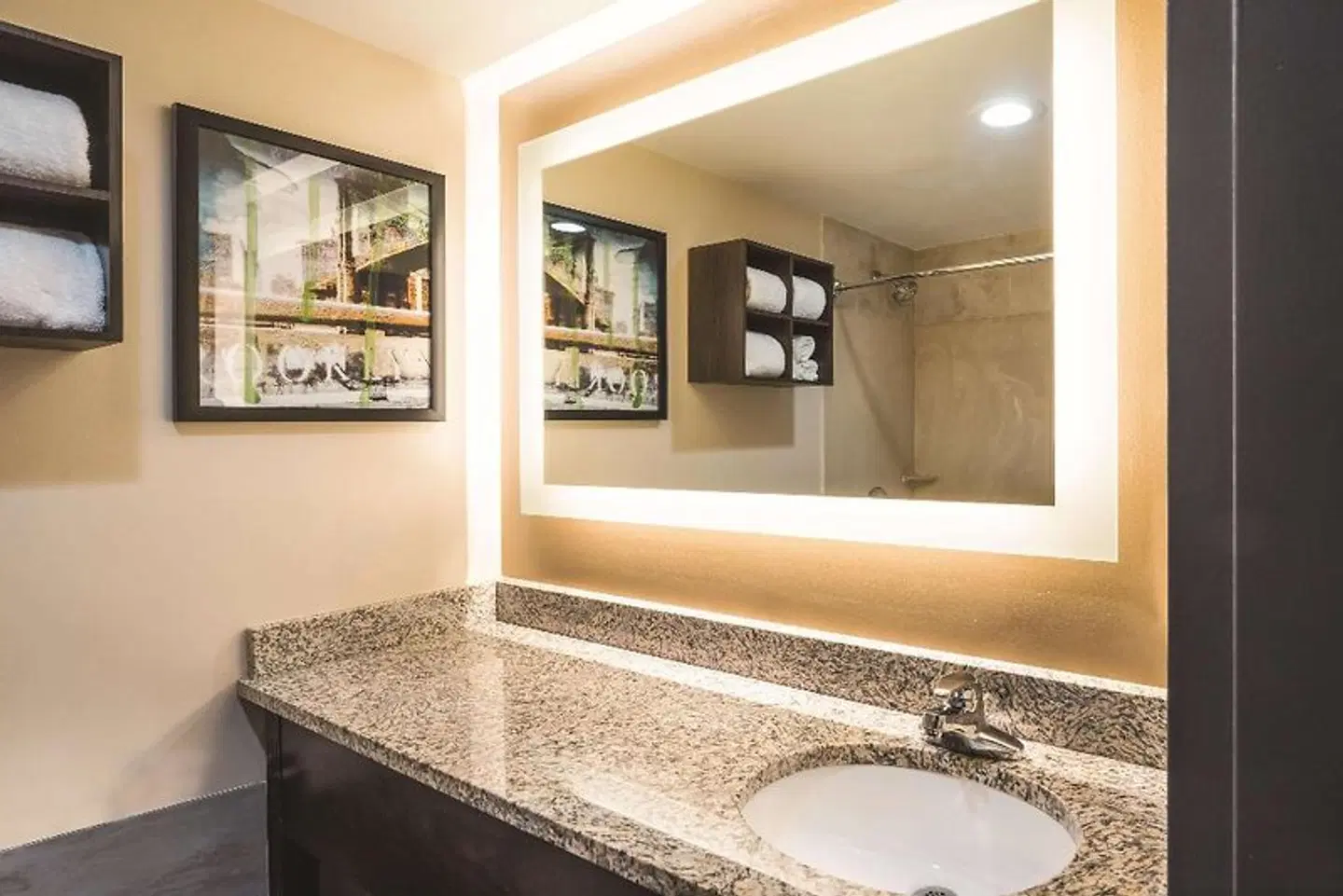 La Quinta Inn & Suites by Wyndham Brooklyn Downtown Badezimmer