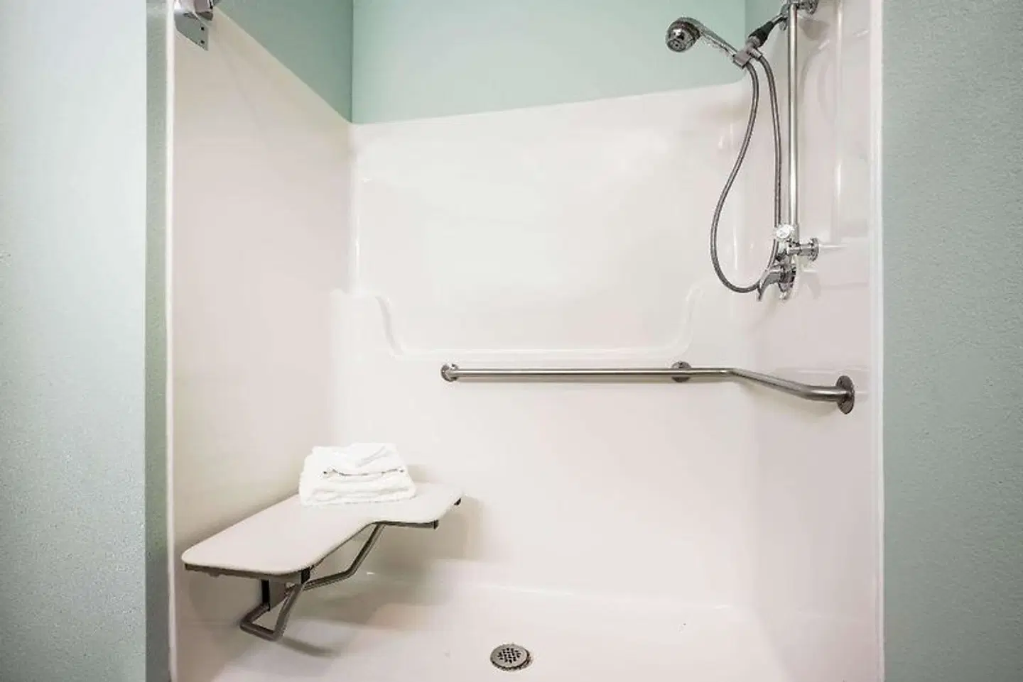La Quinta Inn & Suites by Wyndham Newport Badezimmer