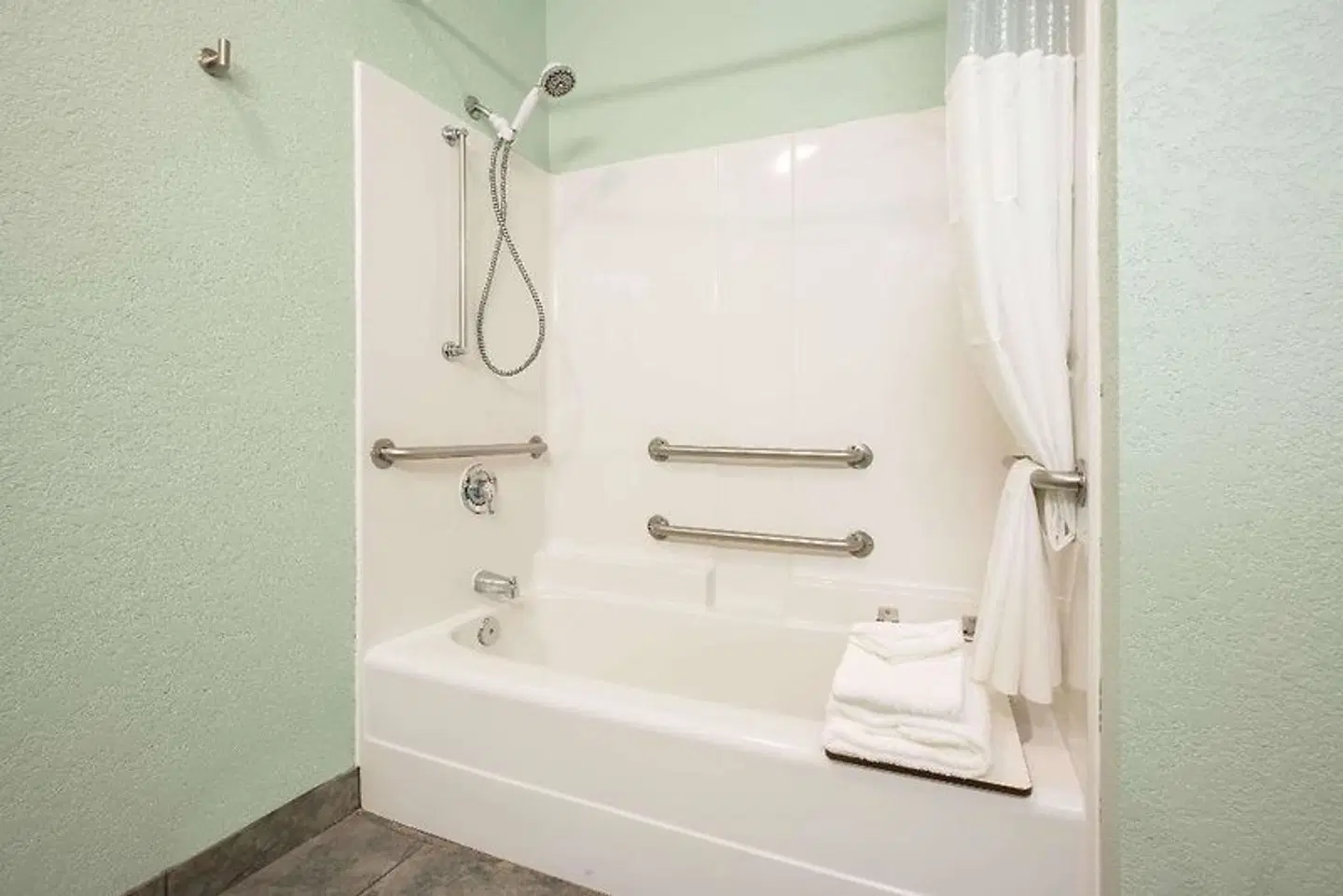 La Quinta Inn & Suites by Wyndham Newport Badezimmer
