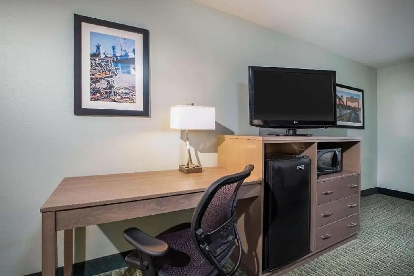 La Quinta Inn & Suites by Wyndham Newport ROOM_EXAMPLE