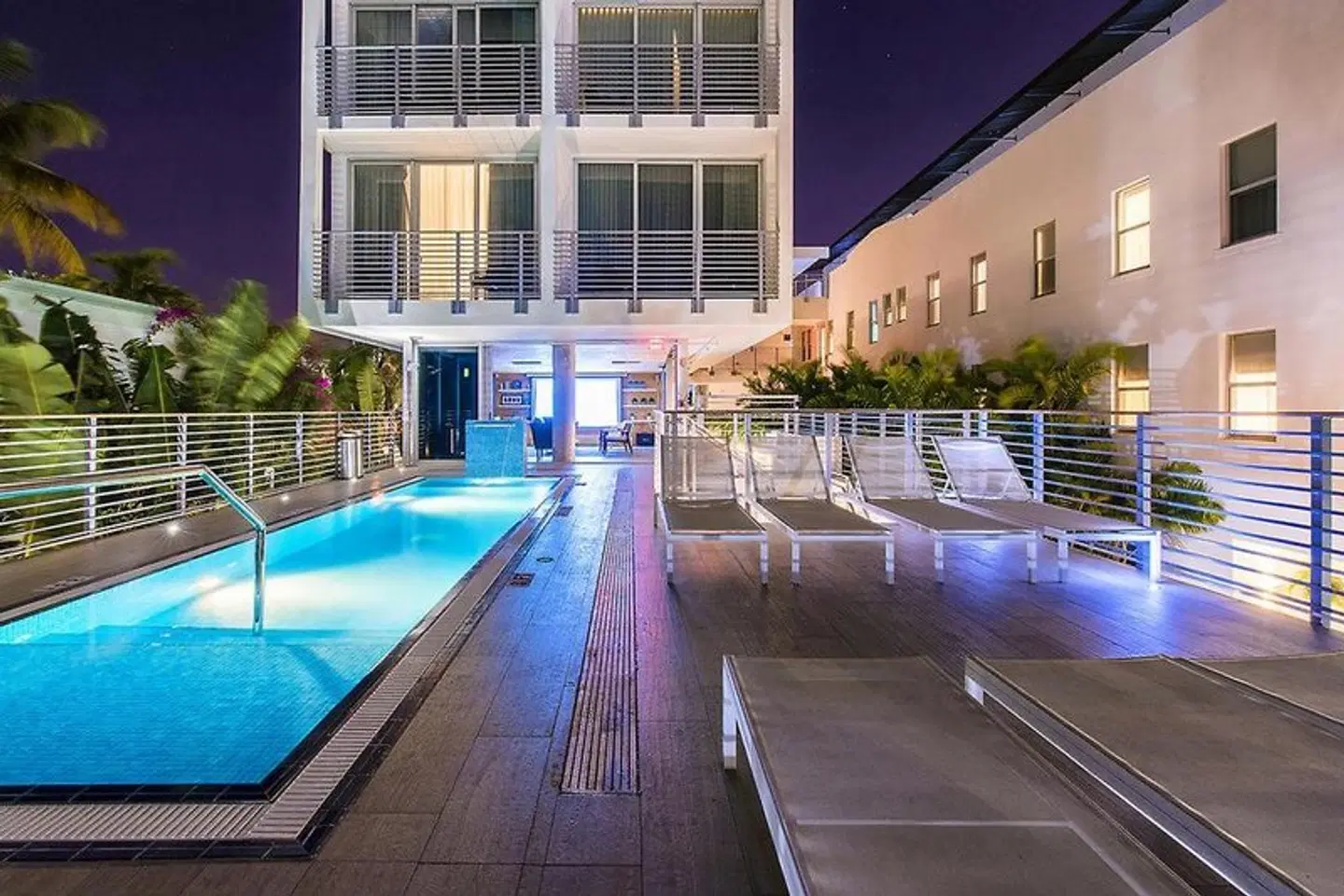 Urbanica The Meridian Hotel OUTDOOR_POOL