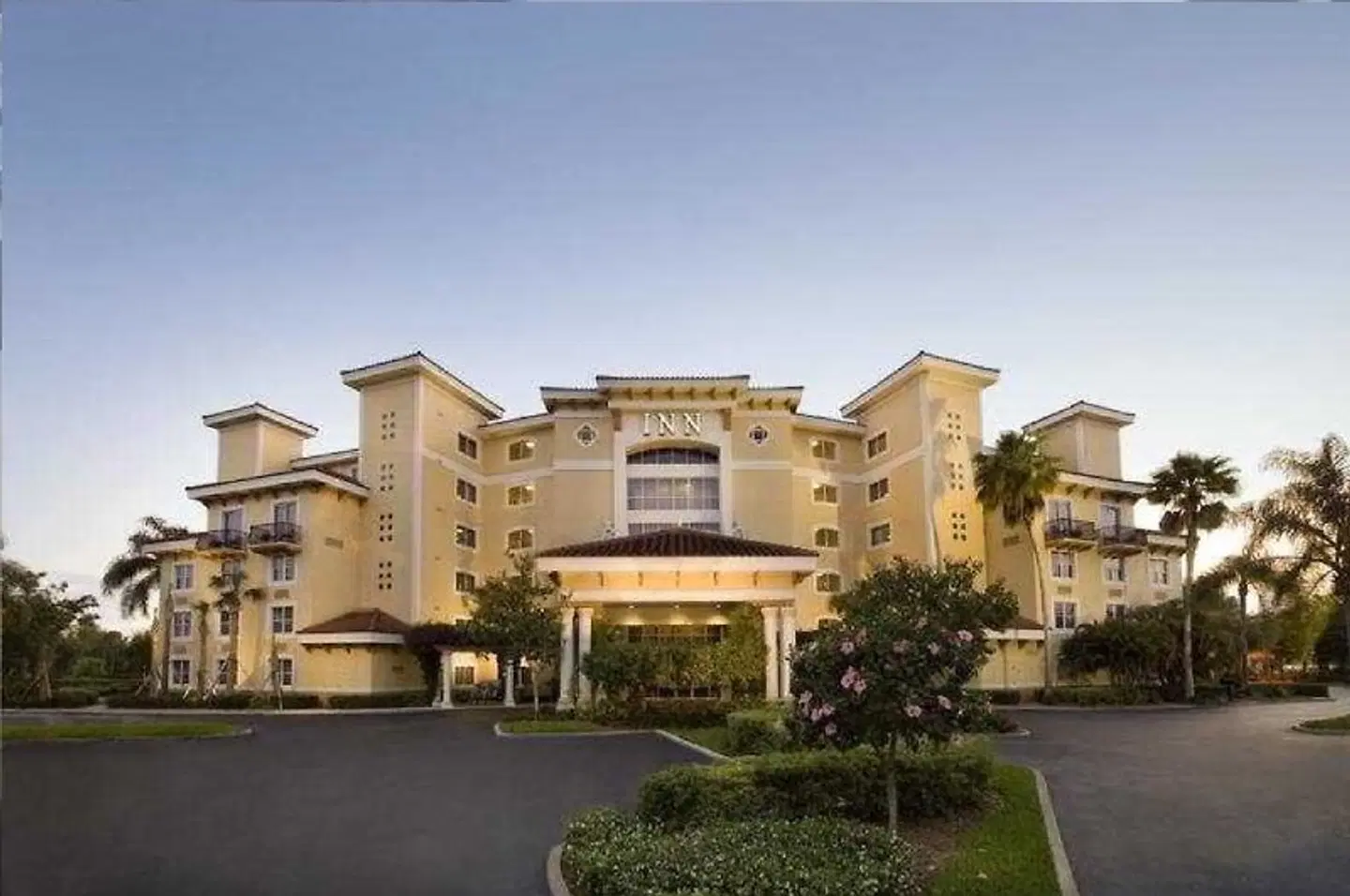 Inn at Pelican Bay EXTERIOR