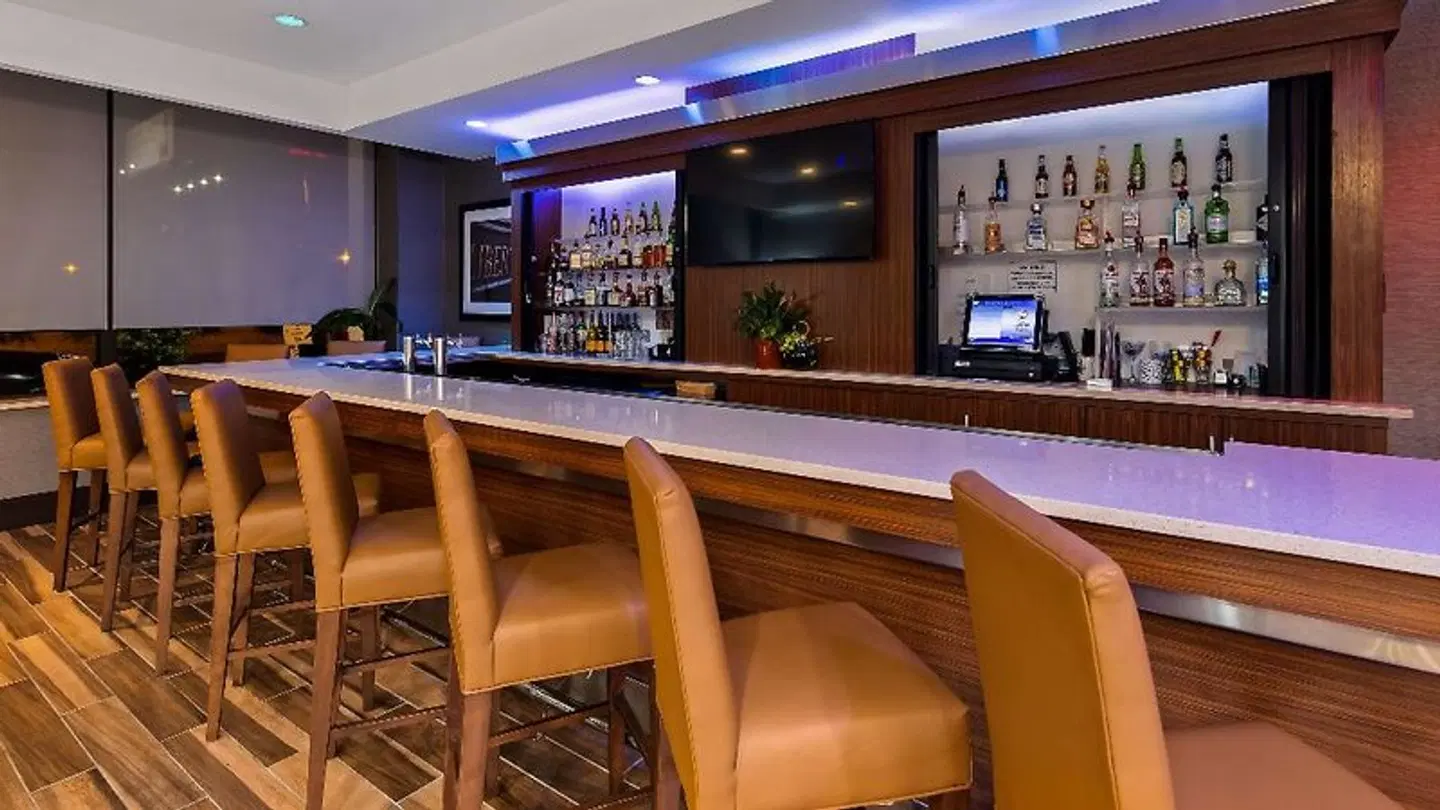 Best Western Plus Philadelphia Convention Center Hotel Bar