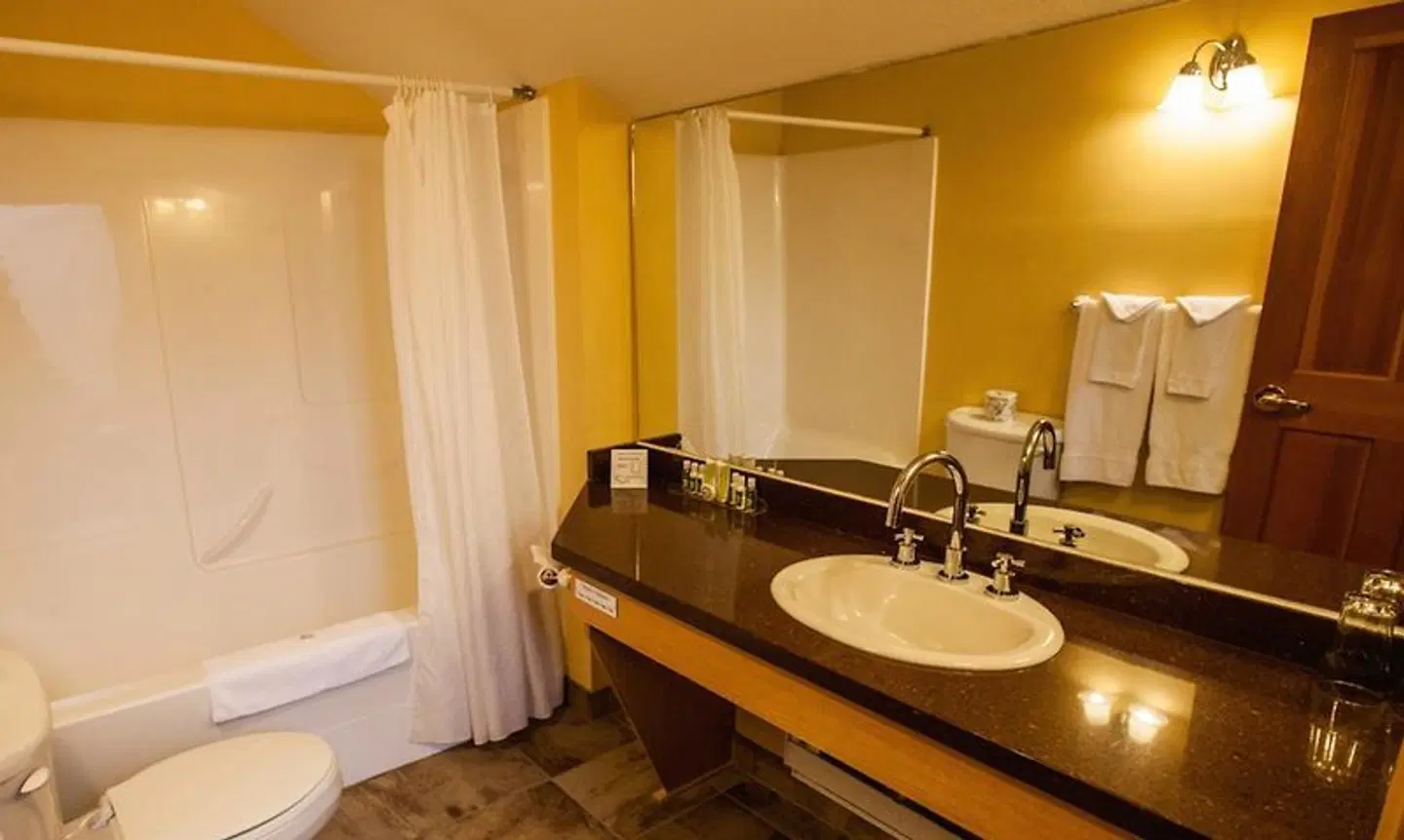 Glacier House Hotel & Resort Badezimmer