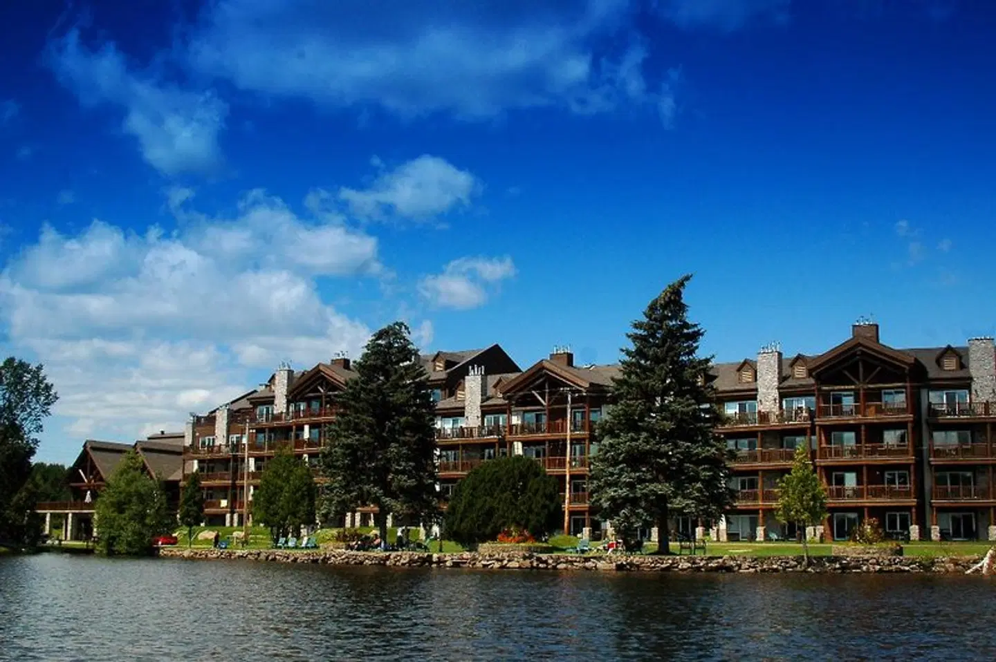 Le Grand Lodge Mont Tremblant EXTERIOR