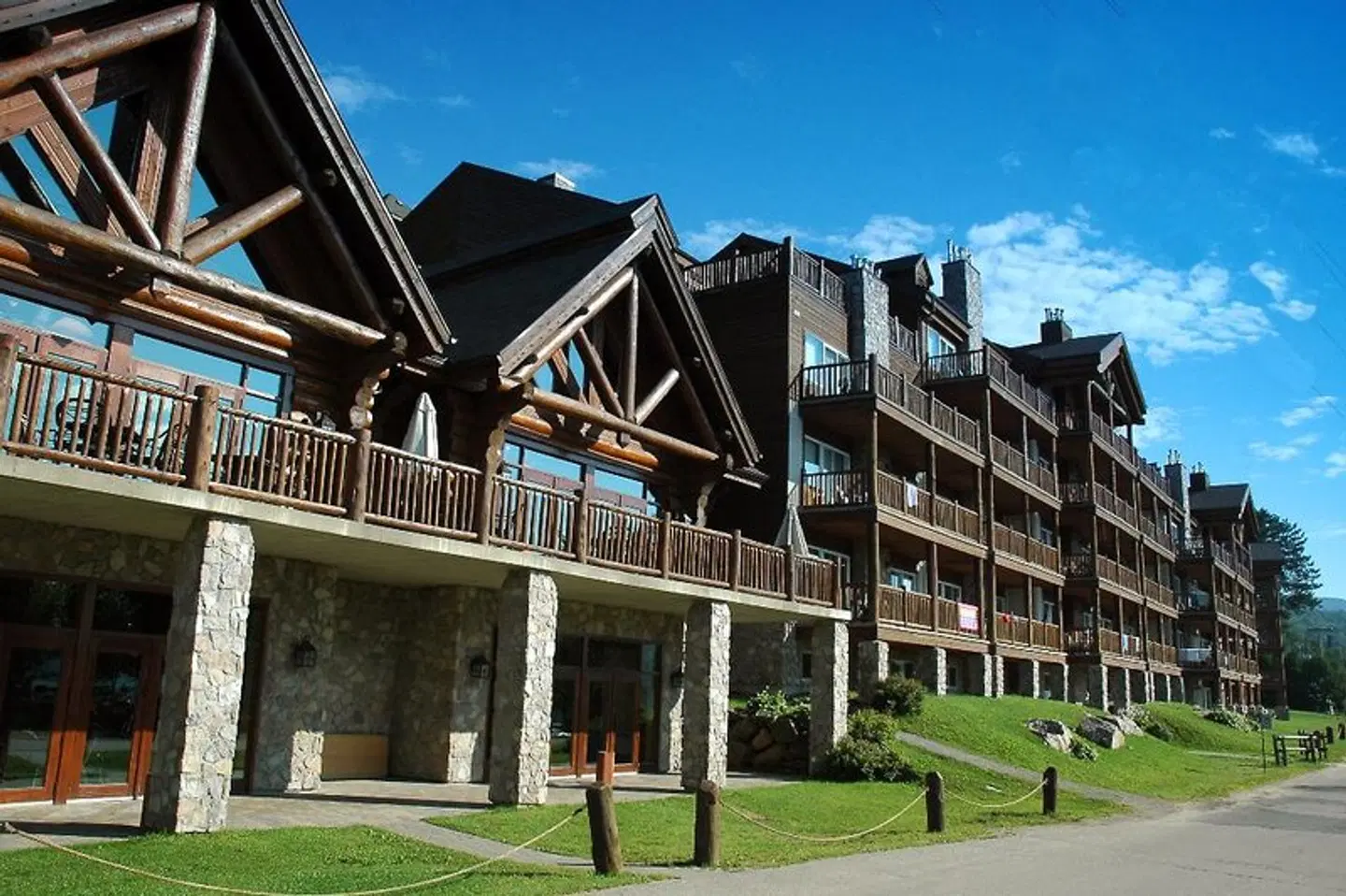 Le Grand Lodge Mont Tremblant EXTERIOR