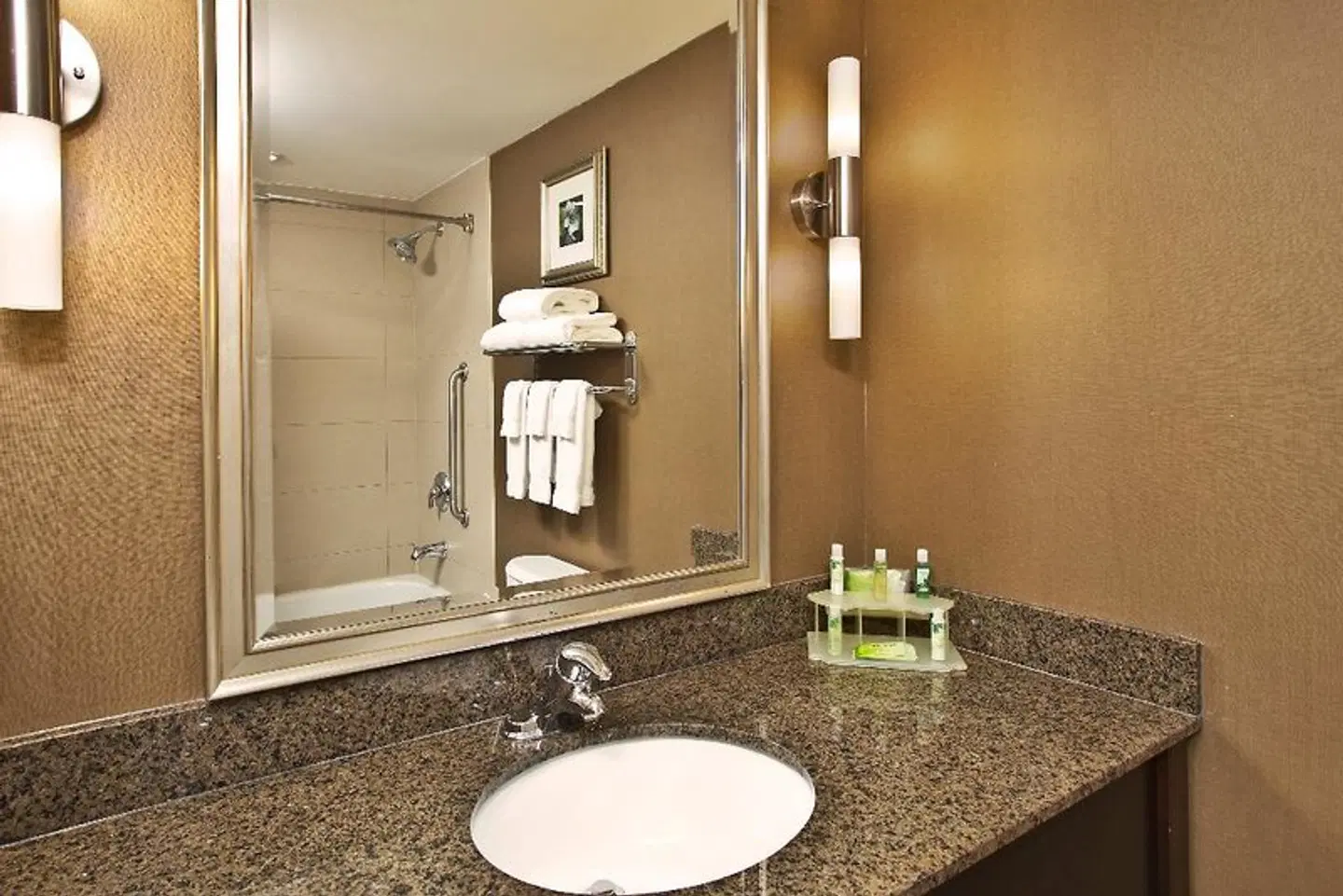 Holiday Inn Express & Suites Kingston Badezimmer