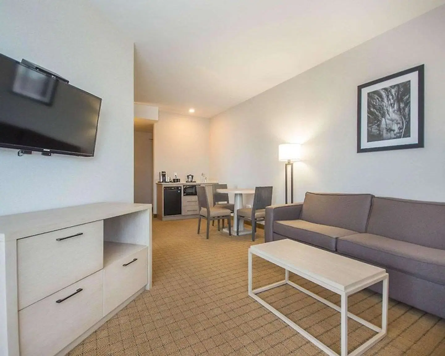 Comfort Inn & Suites ROOM_EXAMPLE