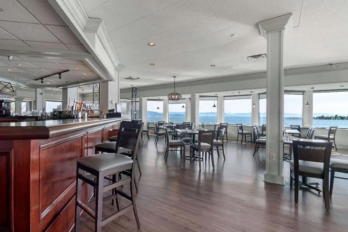 Quality Resort Bayside Parksville Bar