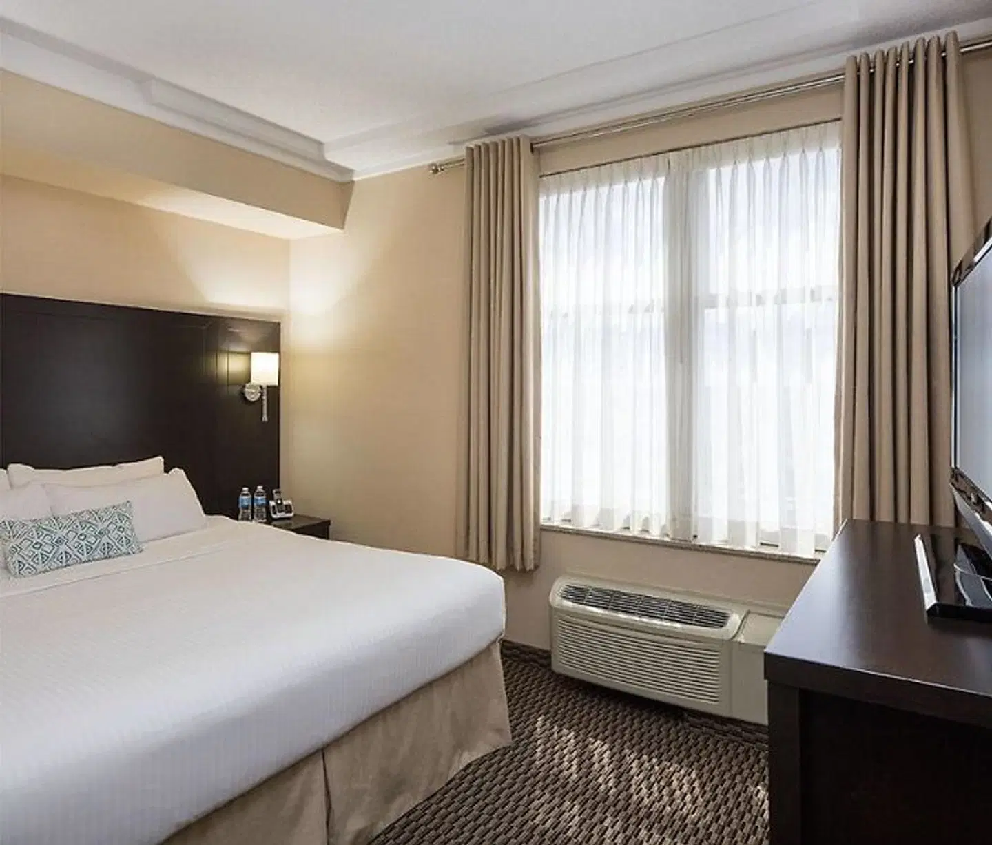 Delta Hotels by Marriott Guelph Conference Centre ROOM_EXAMPLE