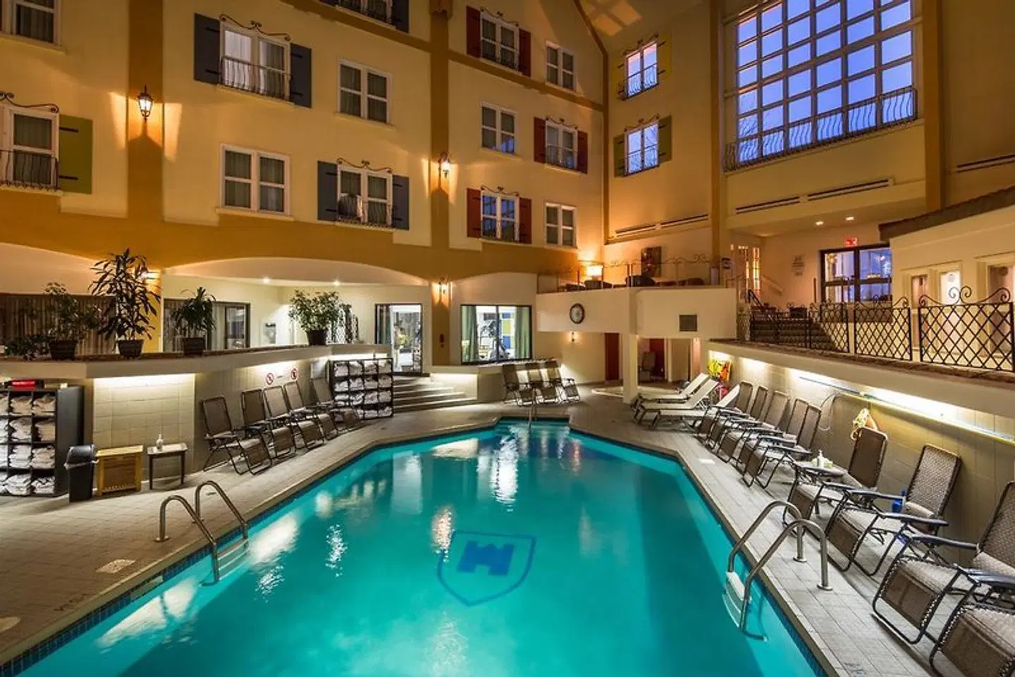 Château Bromont OUTDOOR_POOL