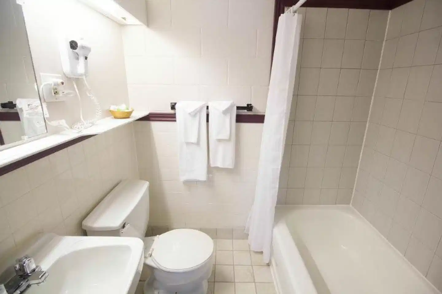 Hôtel Marineau à La Tuque Badezimmer