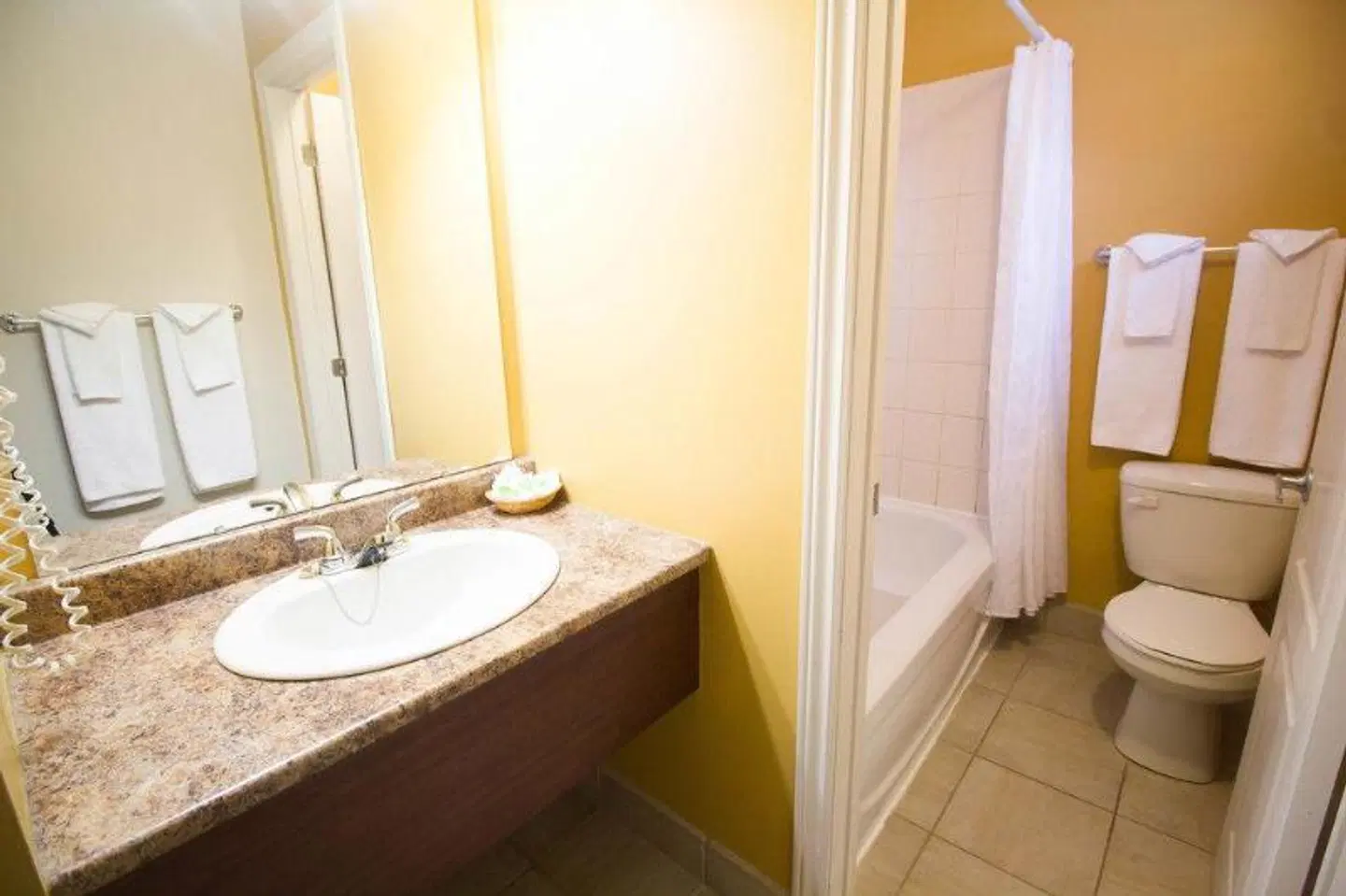 Hôtel Marineau à La Tuque Badezimmer