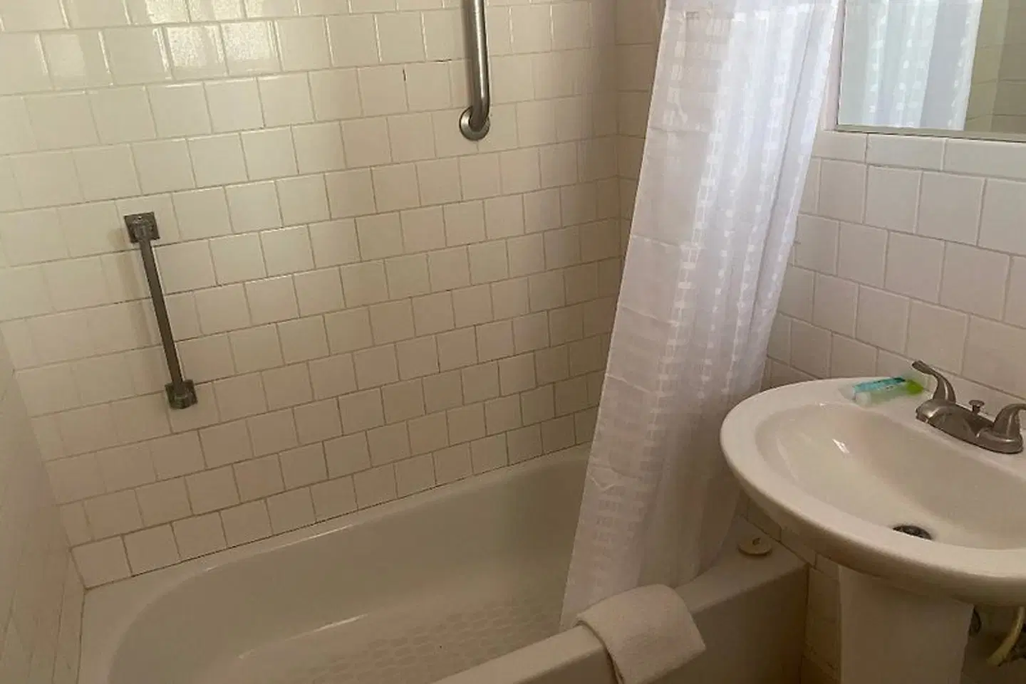 Desert Grove Inn and Suites Badezimmer