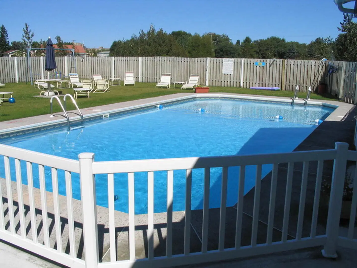 Motel Roberval OUTDOOR_POOL