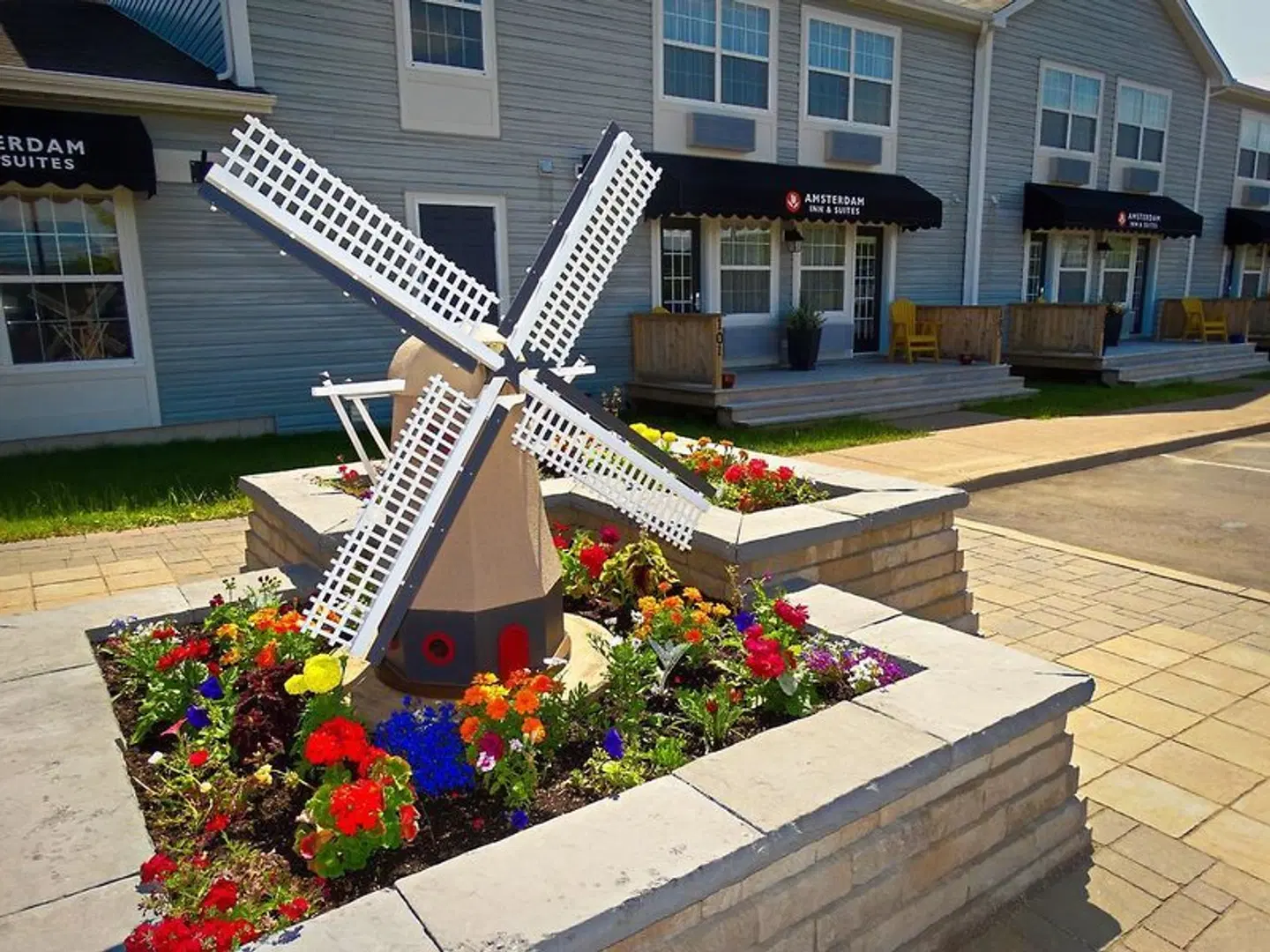 Amsterdam Inn & Suites Moncton EXTERIOR
