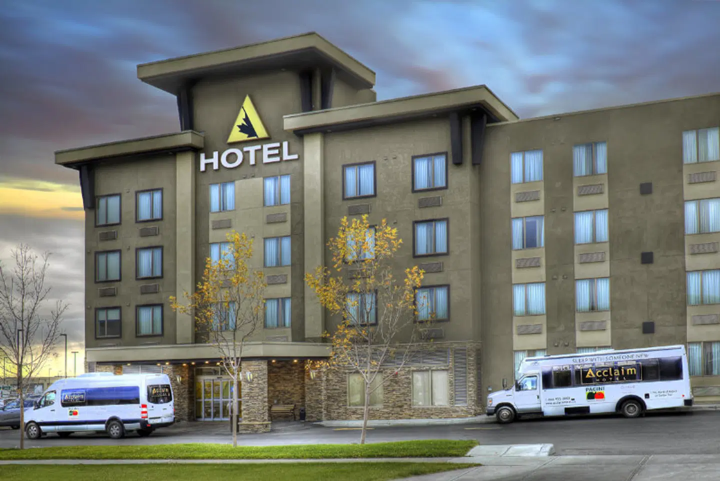 Acclaim Hotel Calgary Airport EXTERIOR