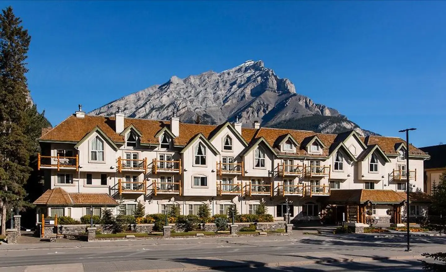 The Rundlestone Lodge EXTERIOR