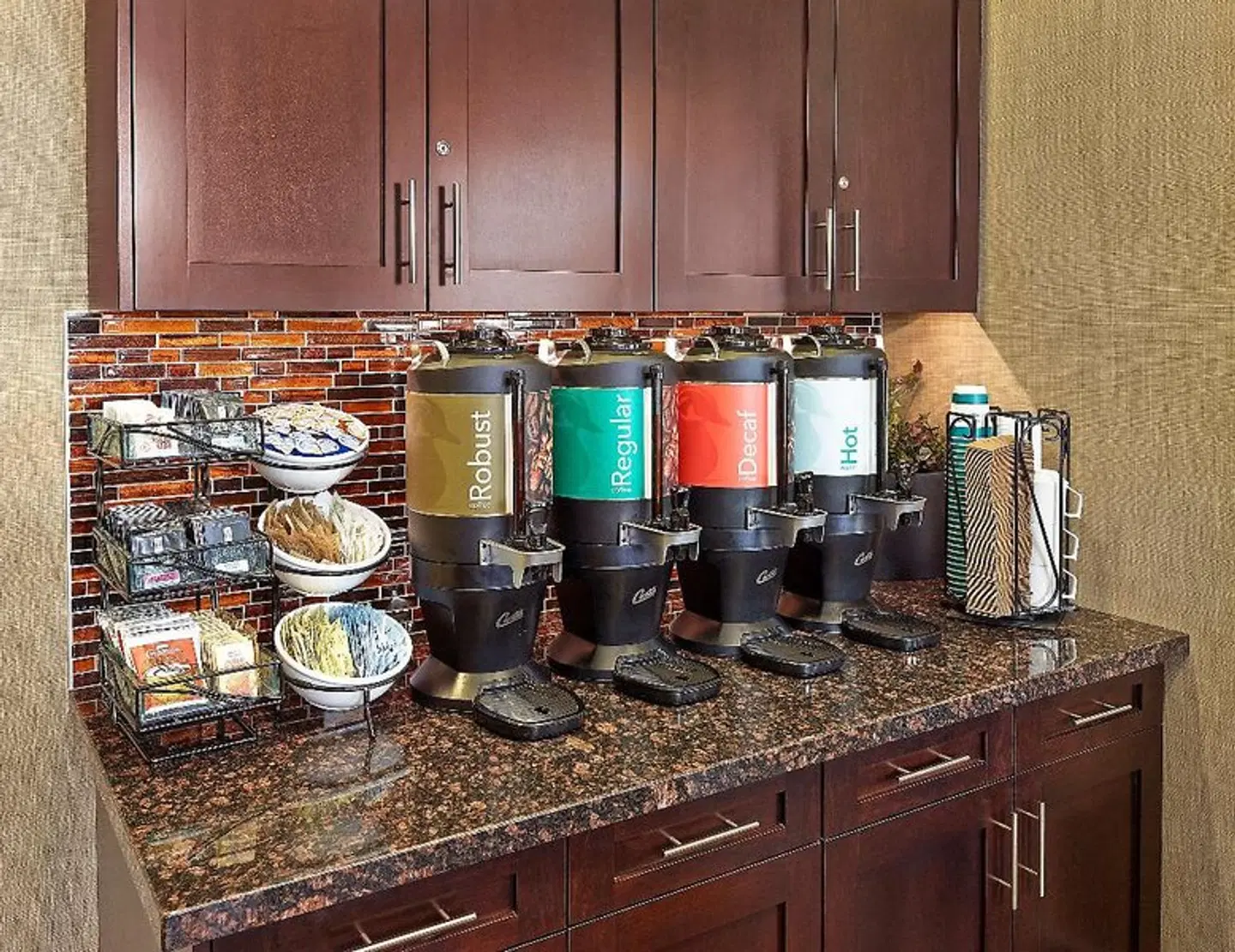 Homewood Suites by Hilton®Calgary-Airport Bar