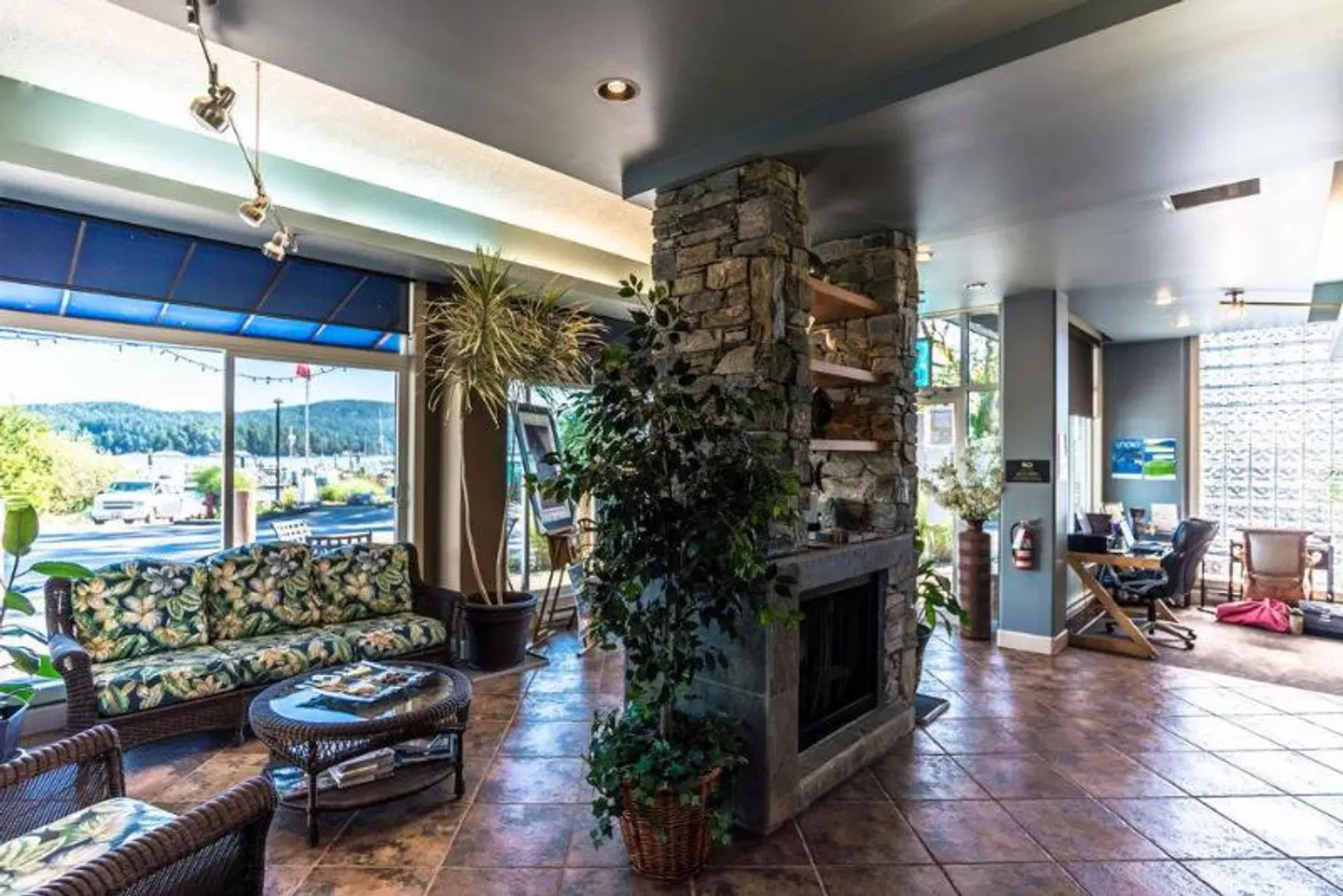Sooke Harbour Resort and Marina LOUNGE_LOBBY