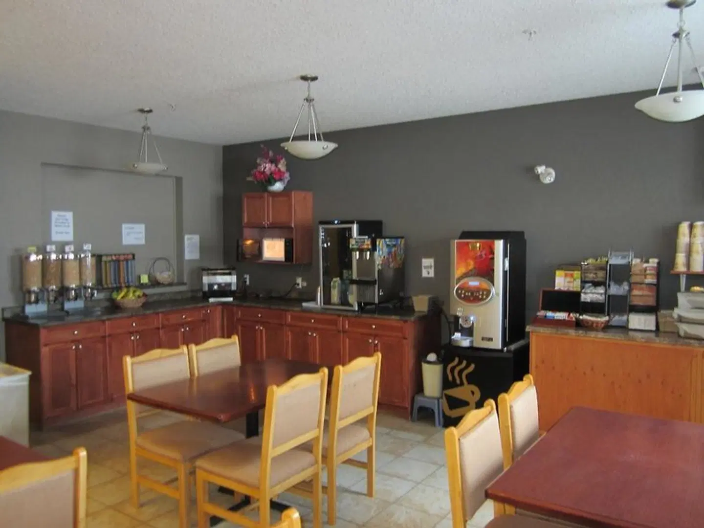 Lakeview Inn & Suites - Fort Nelson Bar