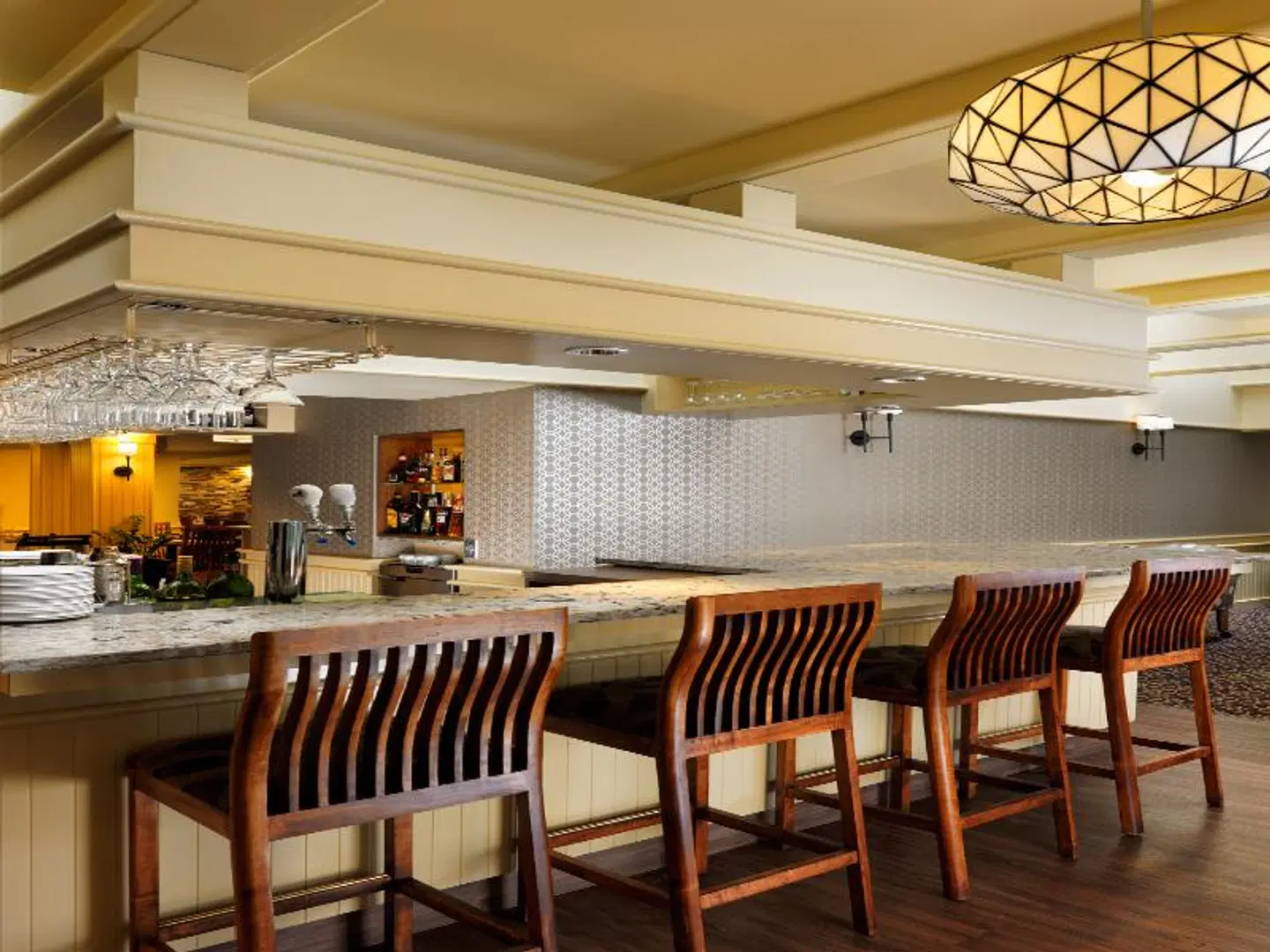 Royal Scot Hotel & Suites Bar