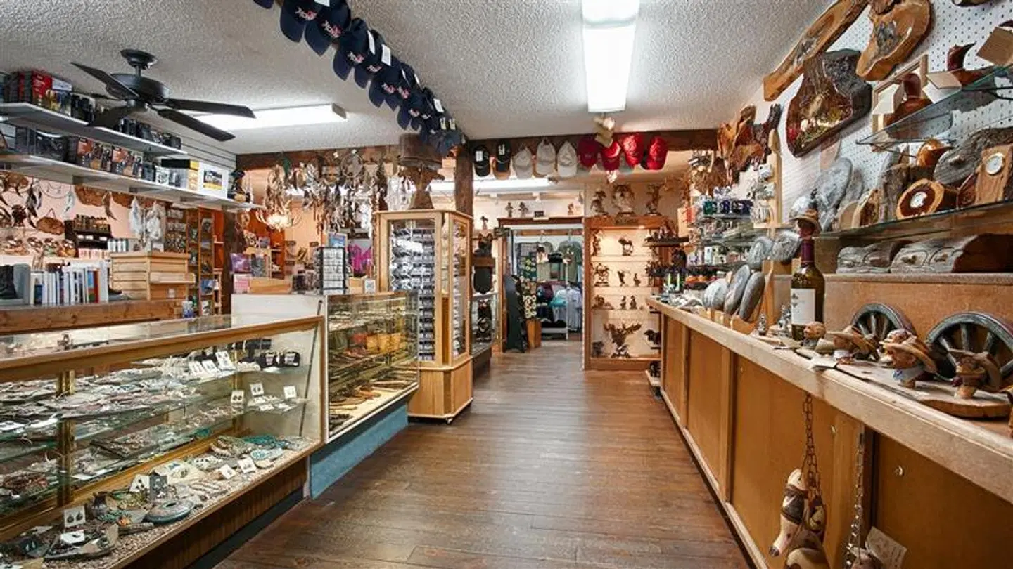 The Ridgeline Hotel at Yellowstone, an Ascend Hotel Collection Me Bar