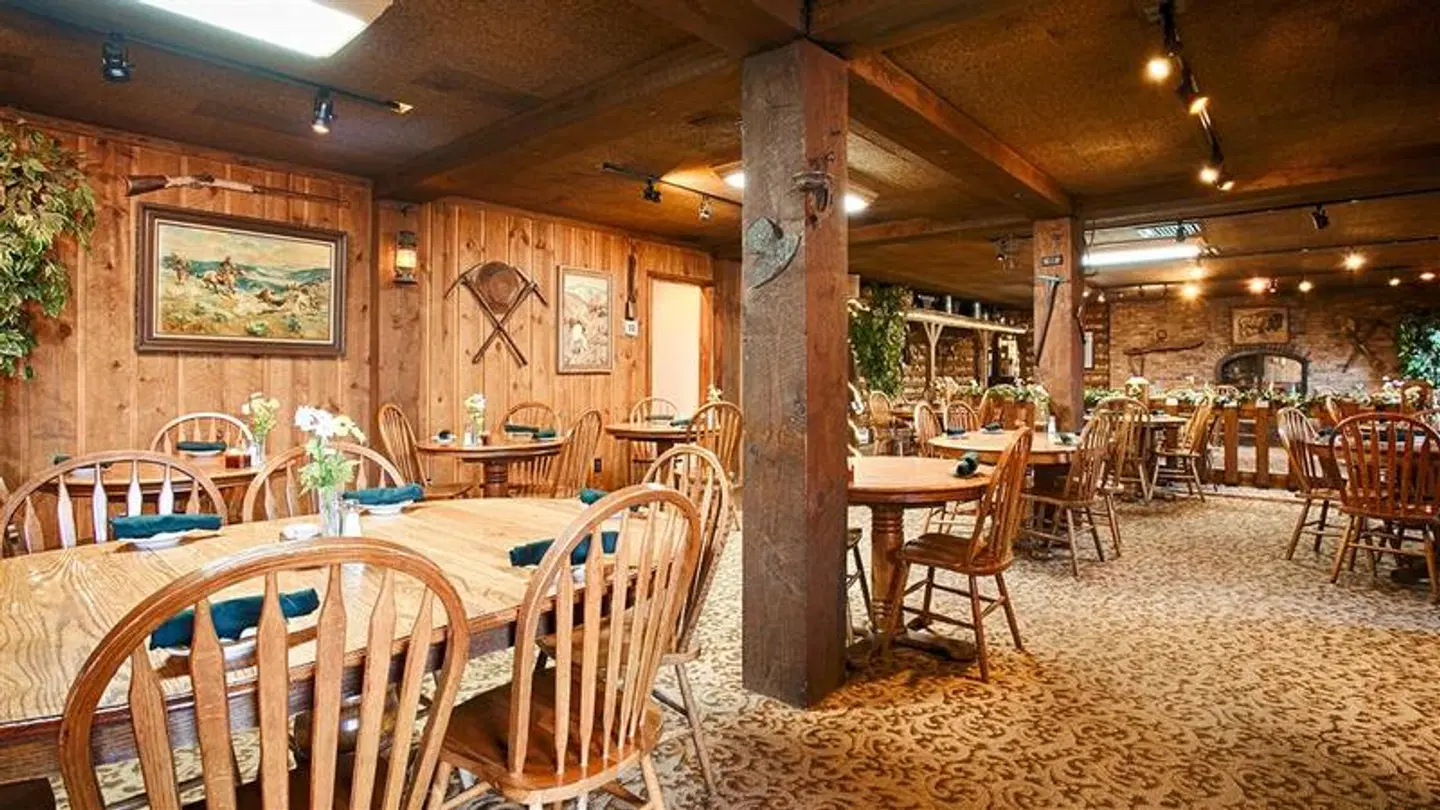 The Ridgeline Hotel at Yellowstone, an Ascend Hotel Collection Me Bar