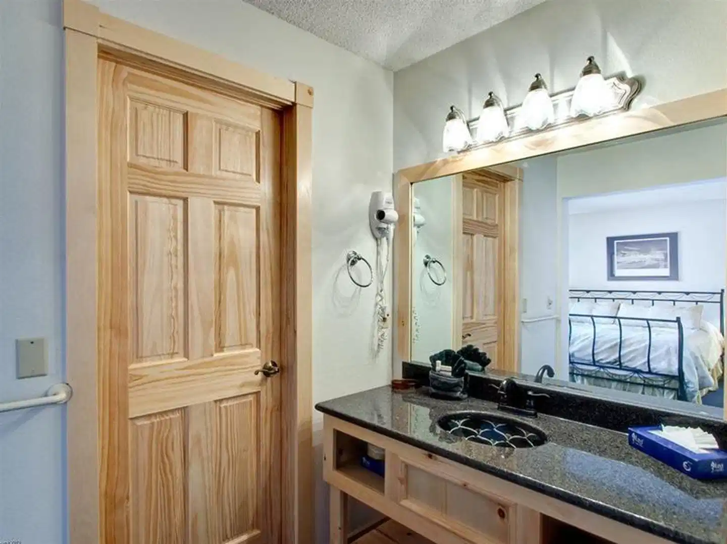 Pine Ridge Condominiums Badezimmer