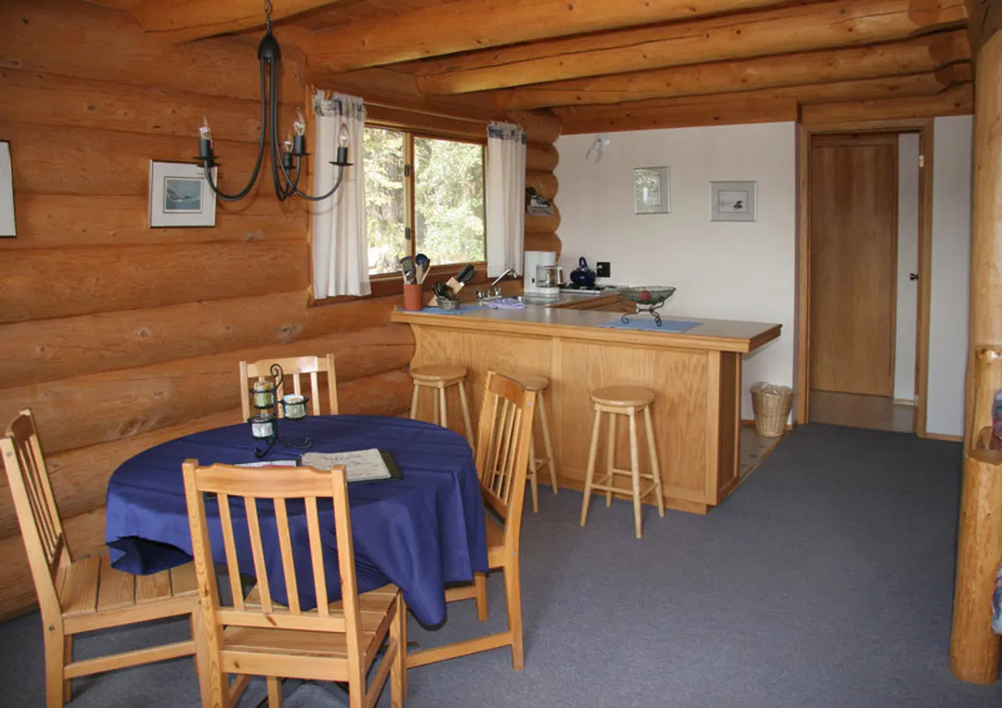 Ten-ee-ah Lodge Bar