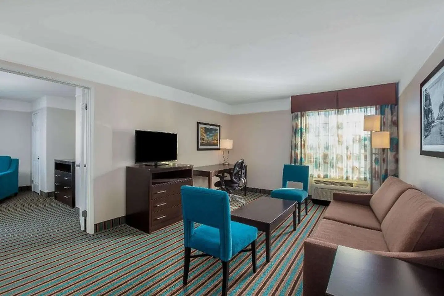 La Quinta Inn & Suites by Wyndham Bakersfield North ROOM_EXAMPLE
