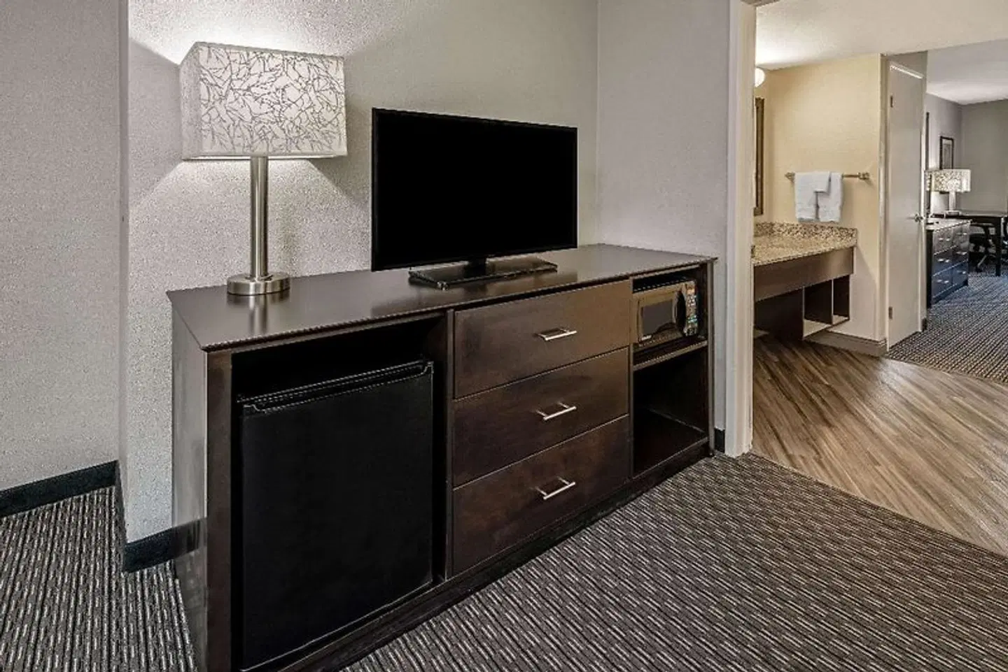 La Quinta Inn & Suites by Wyndham Bakersfield North ROOM_EXAMPLE