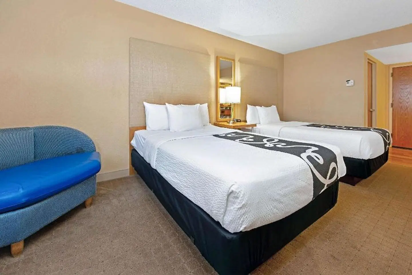 La Quinta Inn & Suites University Drive South ROOM_EXAMPLE