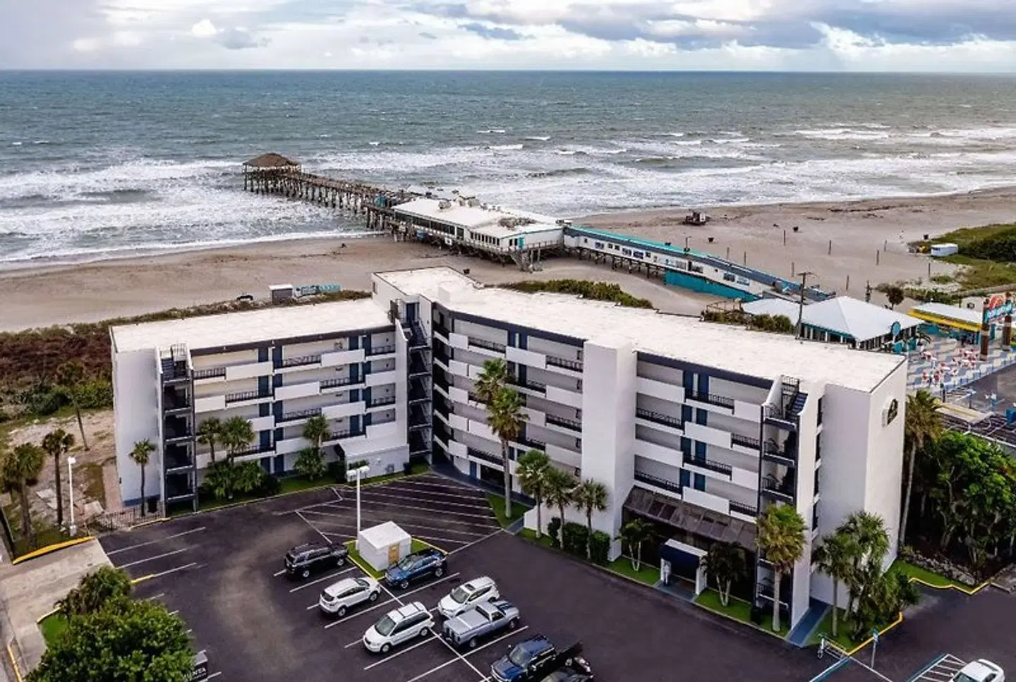 La Quinta Inn & Suites Cocoa Beach Oceanfront EXTERIOR
