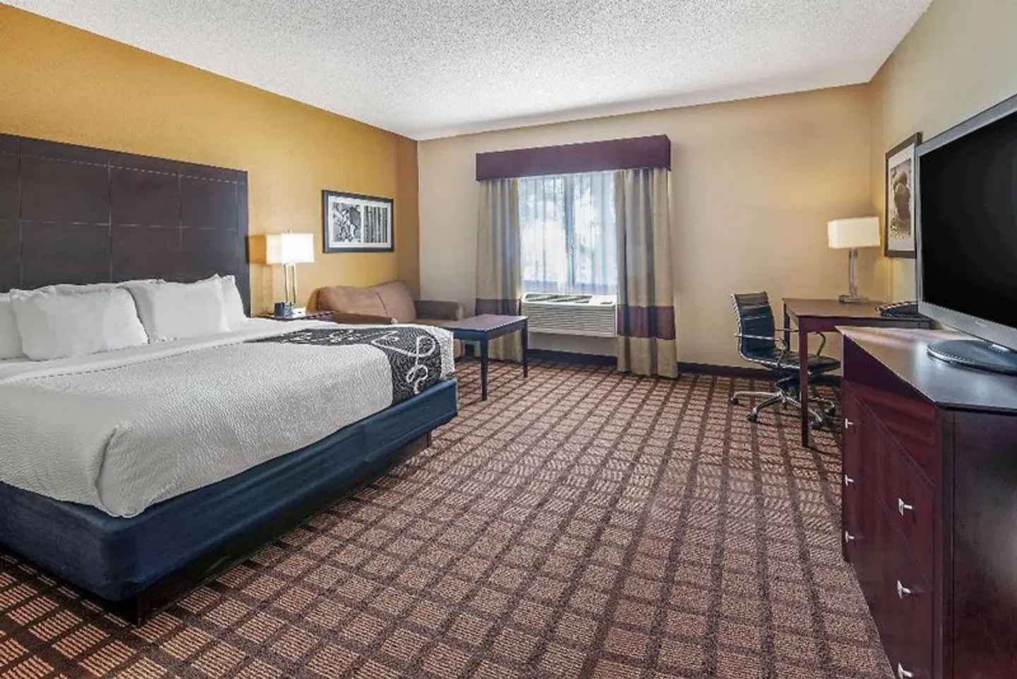 La Quinta Inn & Suites by Wyndham Bonita Springs Naples N. ROOM_EXAMPLE
