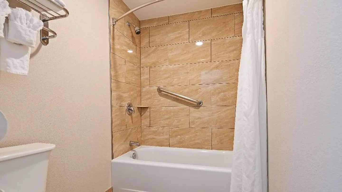 Best Western Asheville Tunnel Road Badezimmer