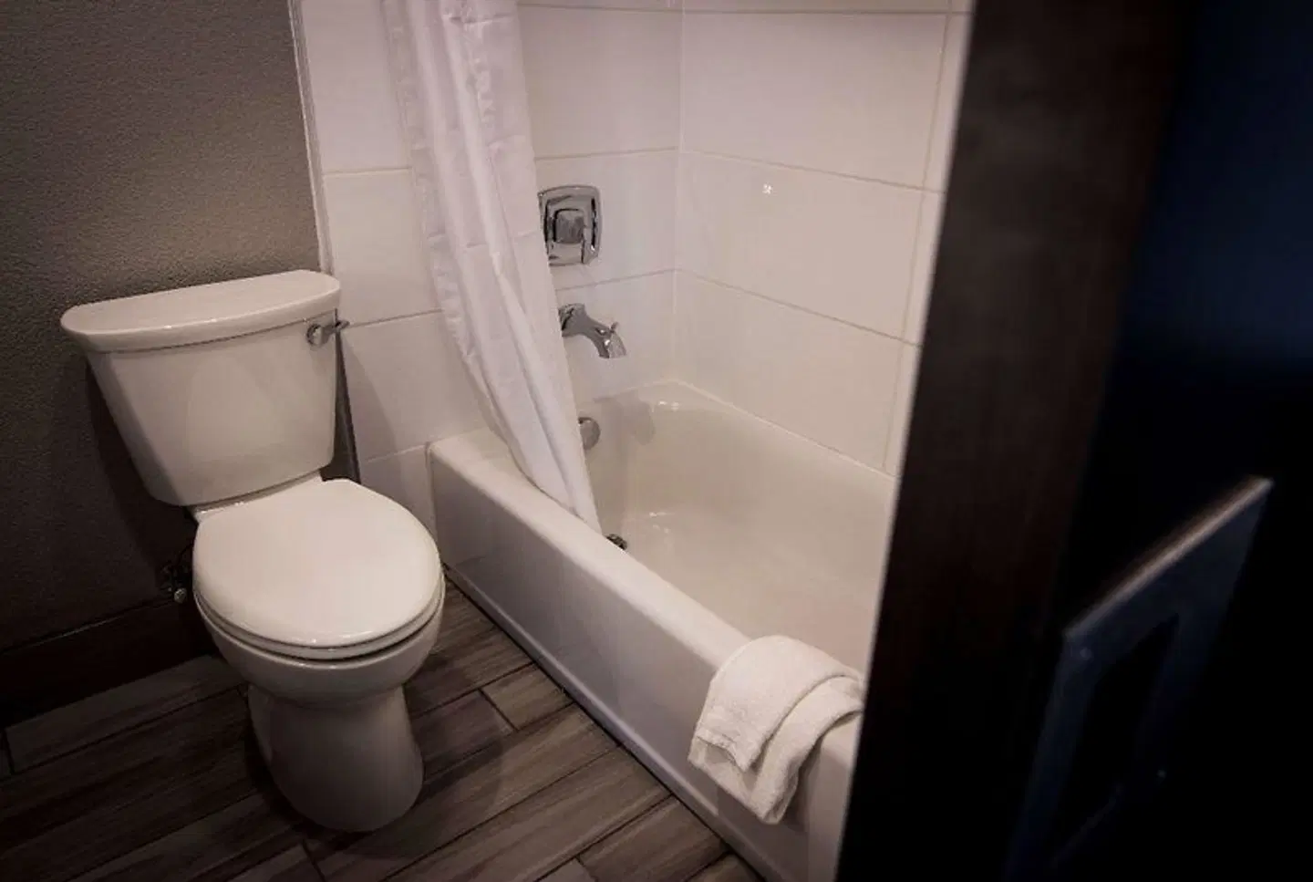 La Quinta Inn & Suites by Wyndham Anchorage Airport Badezimmer