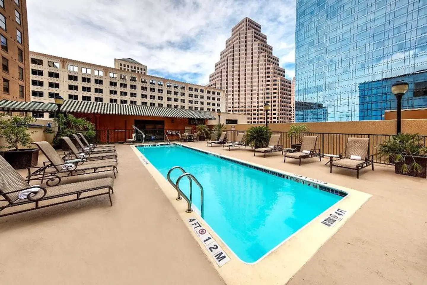 Hampton Inn & Suites Austin-Downtown/Convention Center OUTDOOR_POOL