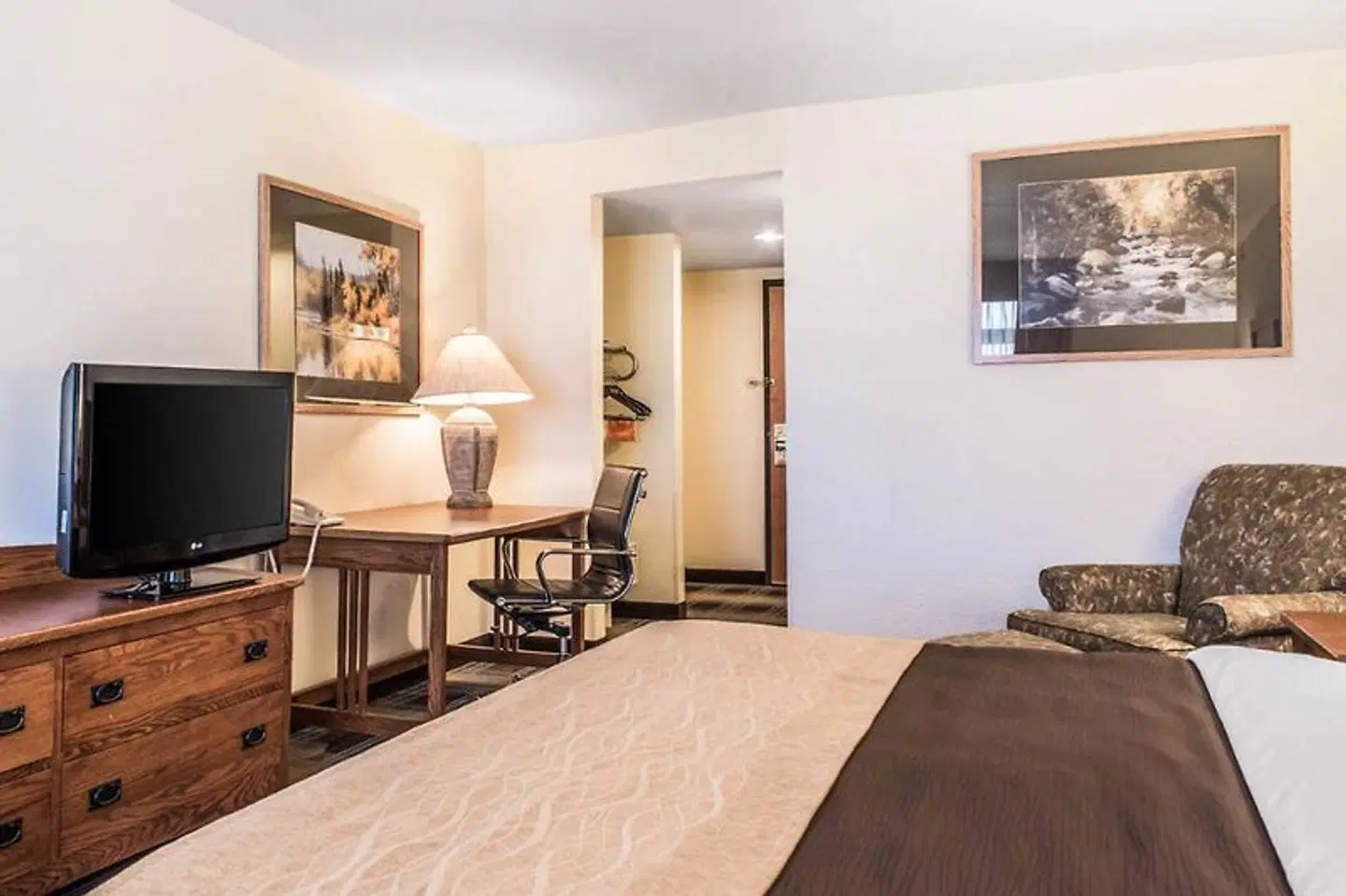 Comfort Inn & Suites ROOM_EXAMPLE