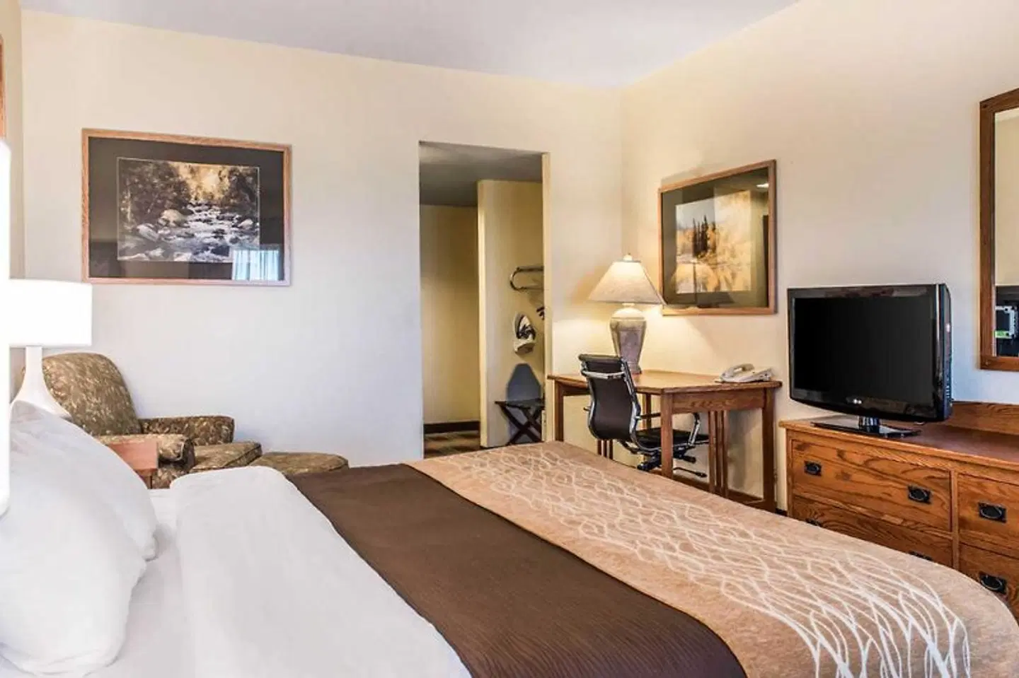 Comfort Inn & Suites ROOM_EXAMPLE