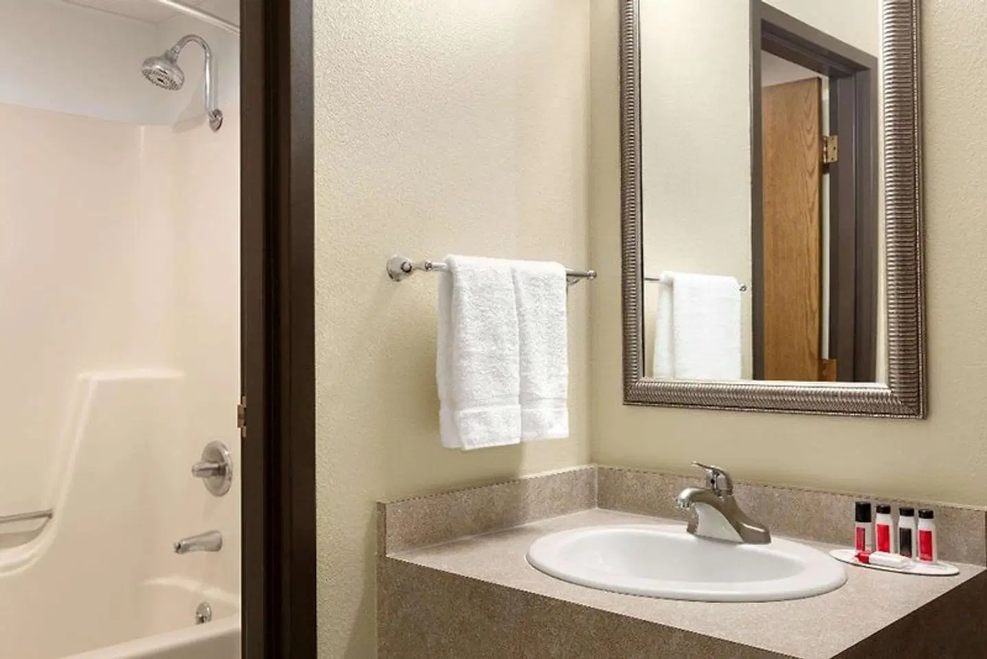 Super 8 by Wyndham Columbus Badezimmer